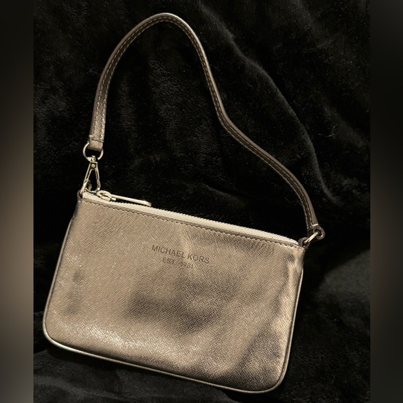 MICHAEL KORS GOLDTONED AUTHENTIC WRISTLET/PURSE Hand bag. - Picture 1 of 14